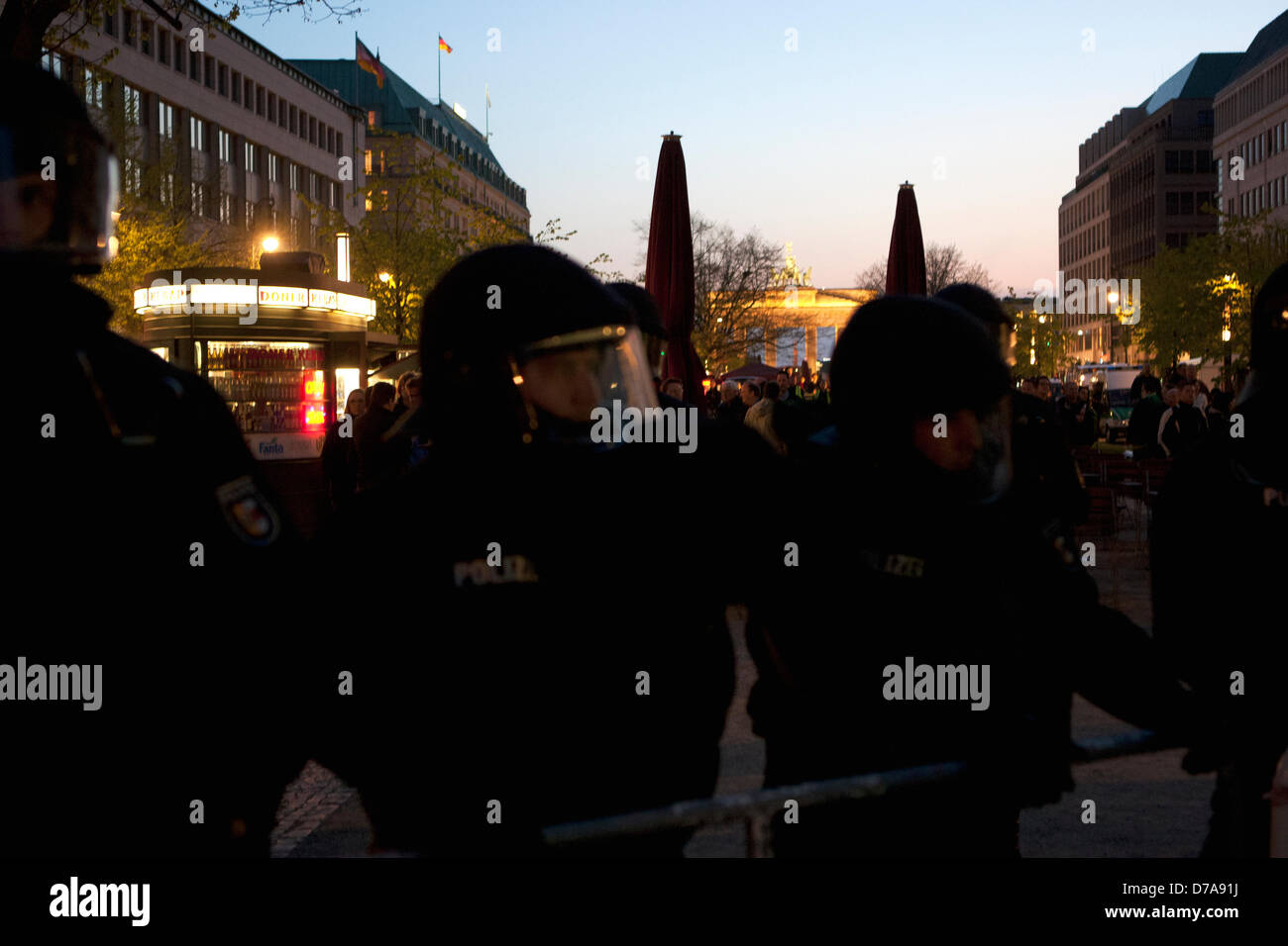 Berlino, Germania. Il 2 maggio 2013. La polizia tedesca occupa la posizione nella parte anteriore della porta di Brandeburgo a Berlino, Germania come manifestanti approccio durante la giornata del lavoro proteste.. Credito: Rey T. Byhre / Alamy Live News Foto Stock