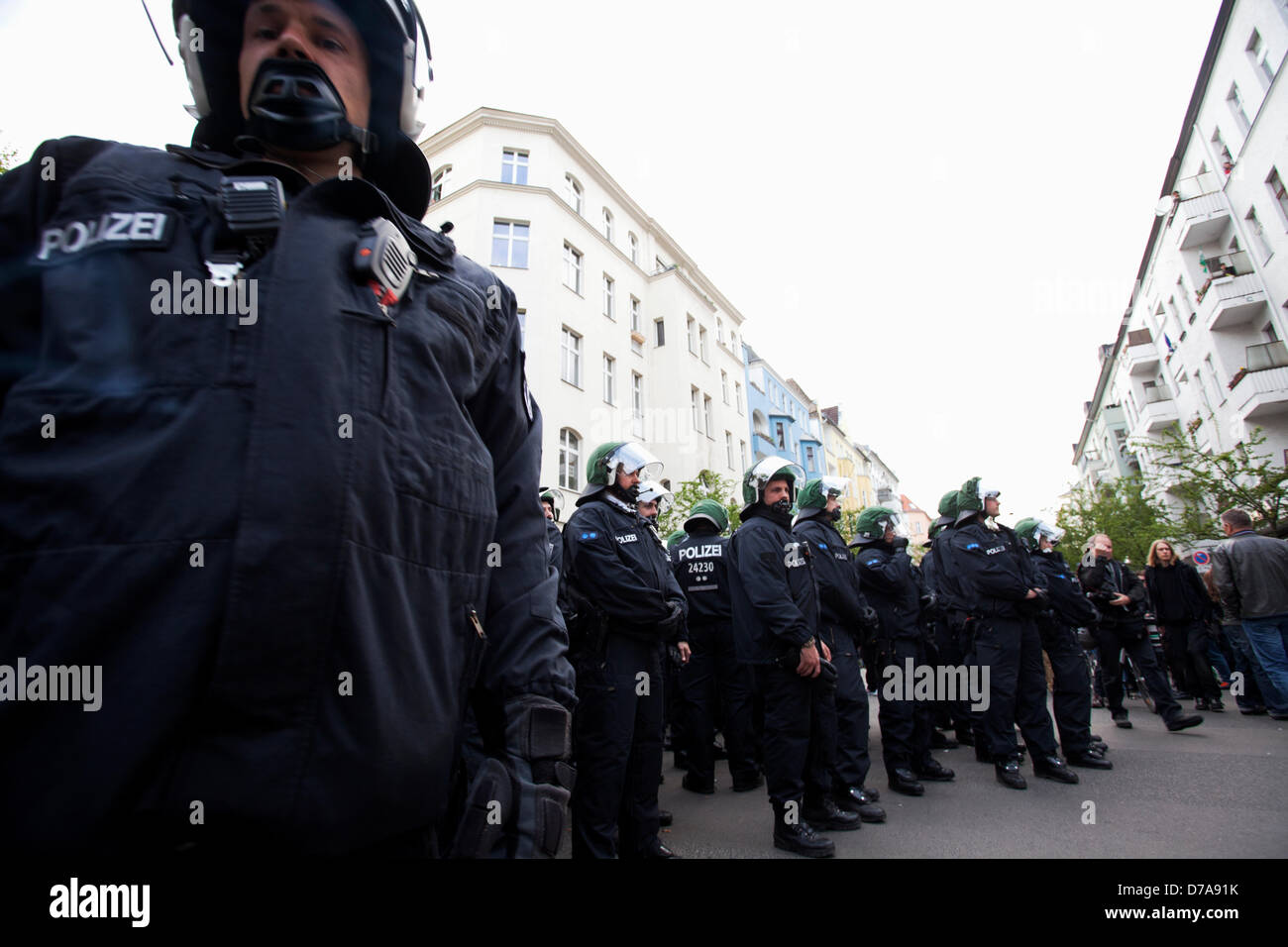Berlino, Germania. Il 2 maggio 2013. Forte la presenza della polizia durante la giornata del lavoro manifestazioni a Berlino, Germania. Credito: Rey T. Byhre / Alamy Live News Foto Stock