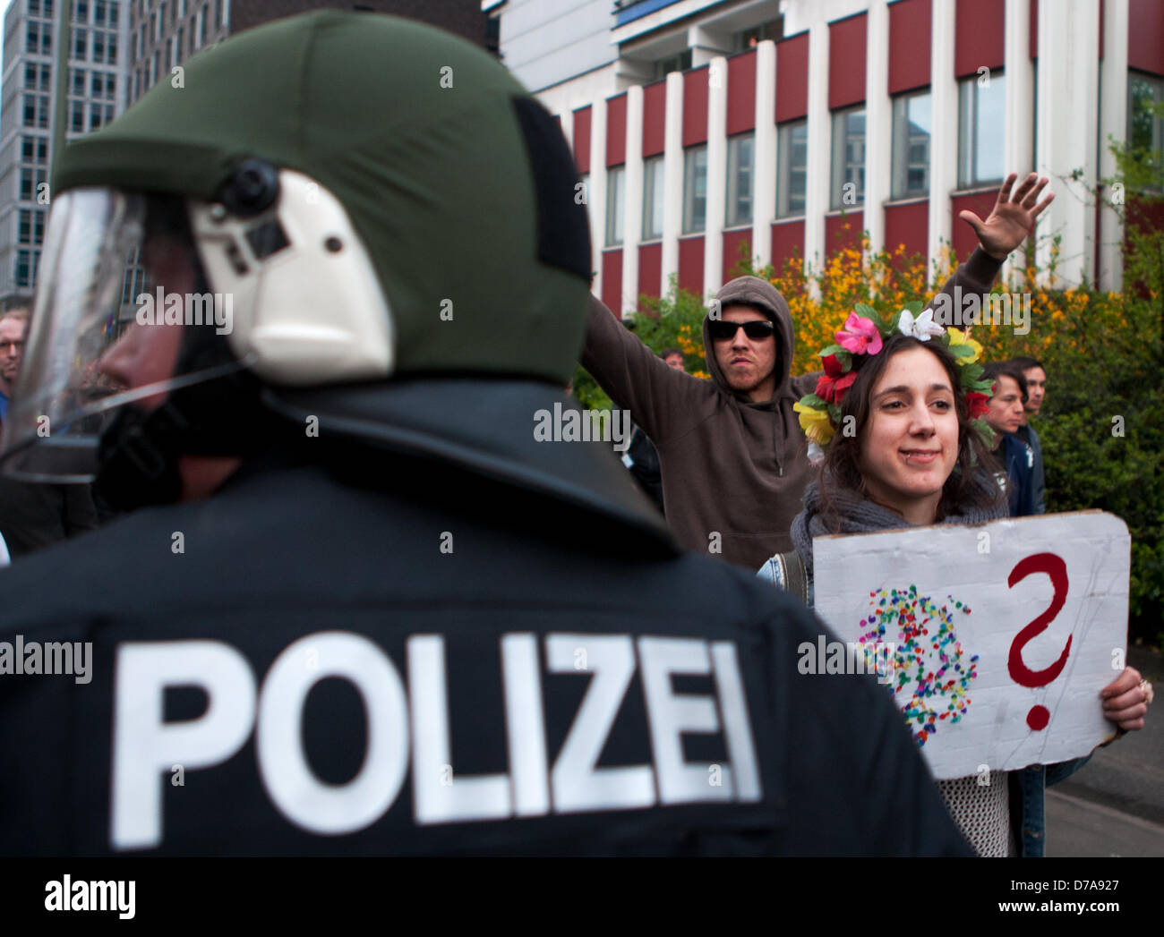 Berlino, Germania. Il 2 maggio 2013. I manifestanti contro il capitalismo e il fascismo di Berlino in Germania il 1 maggio durante il mese di marzo termina al Brandenburger Tor.. Credito: Rey T. Byhre / Alamy Live News Foto Stock