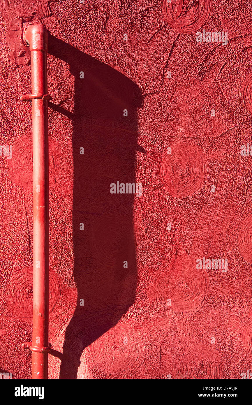 Bassa stringa lunga tubazione ombra Red Wall arte luce solare Foto Stock