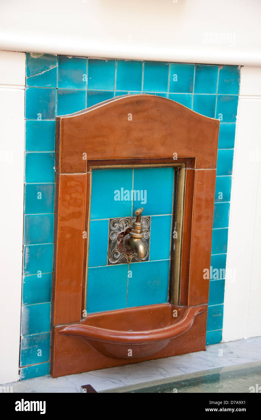 Piastrellate in stile Art Deco Fontana di bere acqua del rubinetto Foto Stock