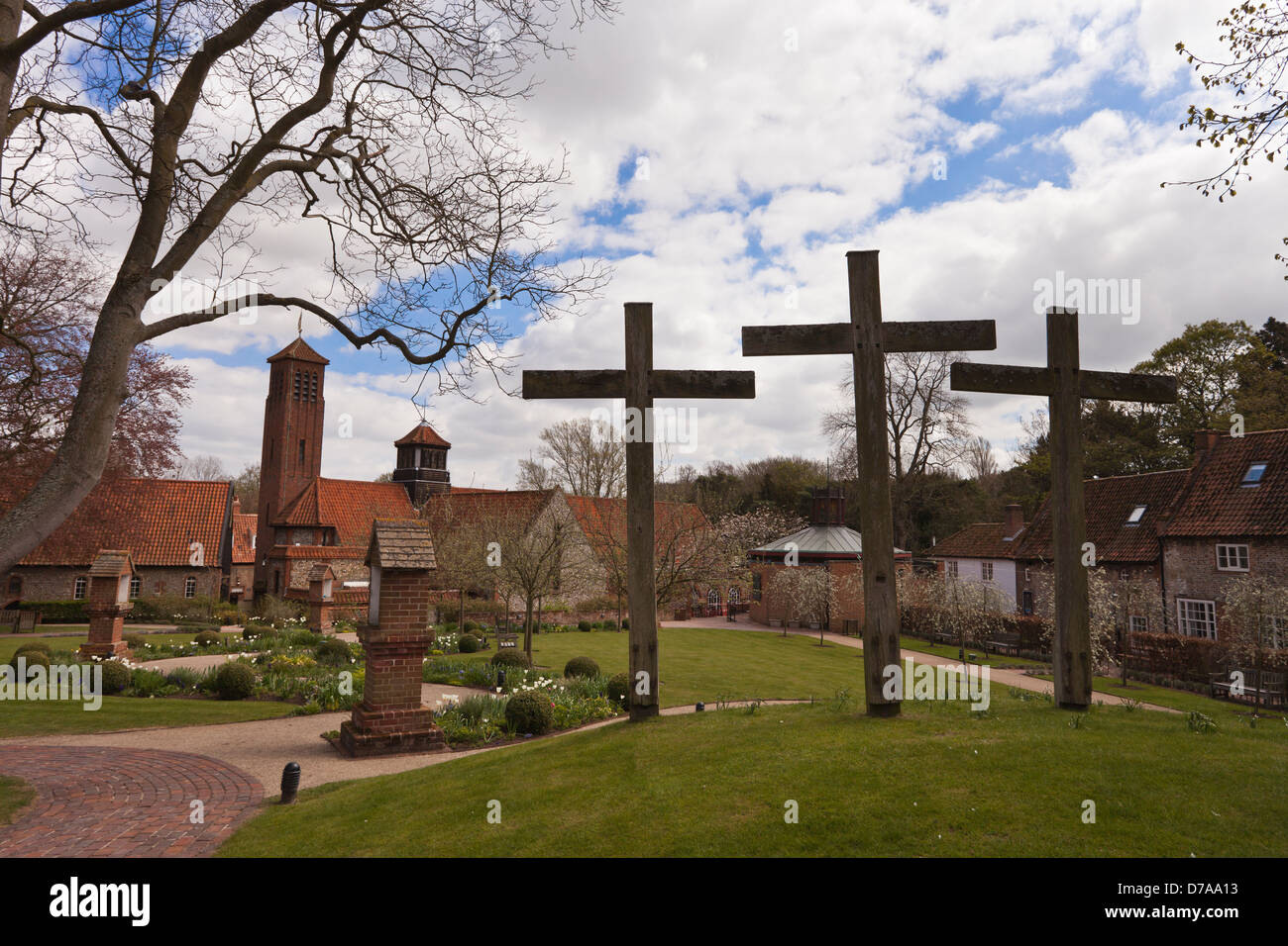 I giardini del Santuario anglicana chiesa di Nostra Signora di Walsingham, Little Walsingham, Norfolk. Foto Stock