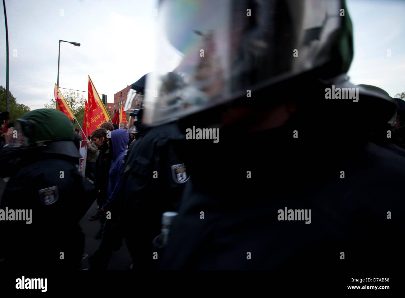 Forte la presenza della polizia durante la giornata del lavoro manifestazioni a Berlino, Germania Foto Stock