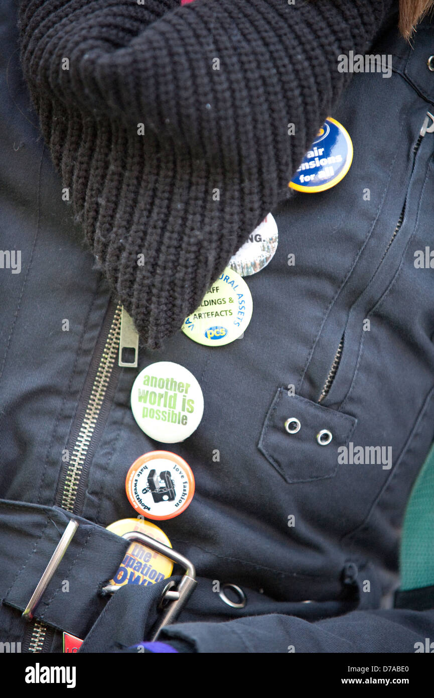 Badge retrò su capi di abbigliamento rivestire bavero Foto Stock