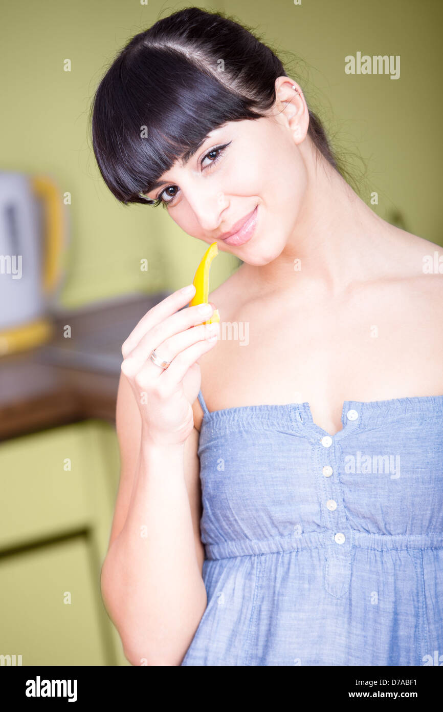 Ritratto di una giovane donna in cucina Foto Stock
