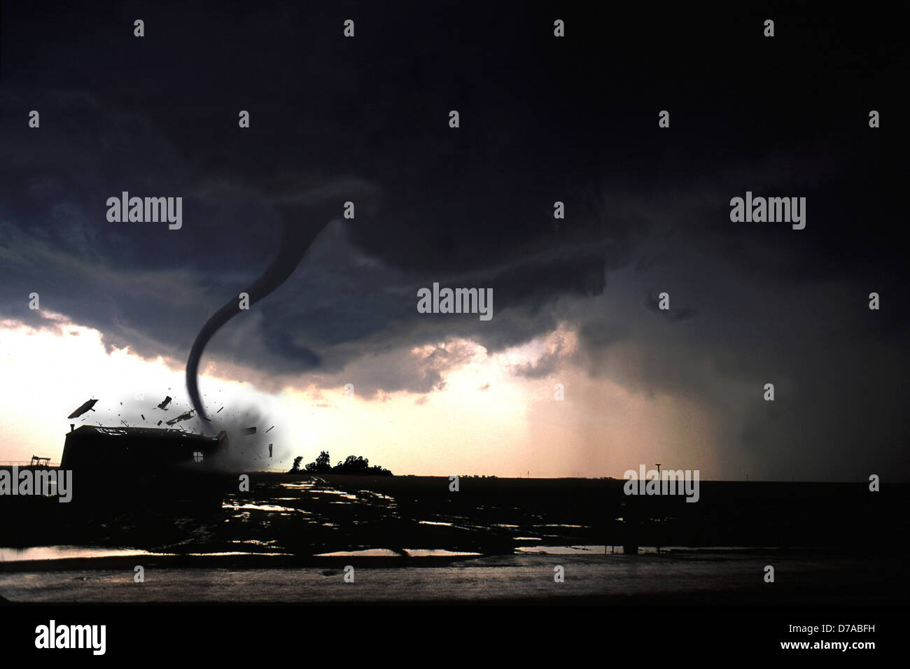Tornado colpisce la costruzione di Foto Stock