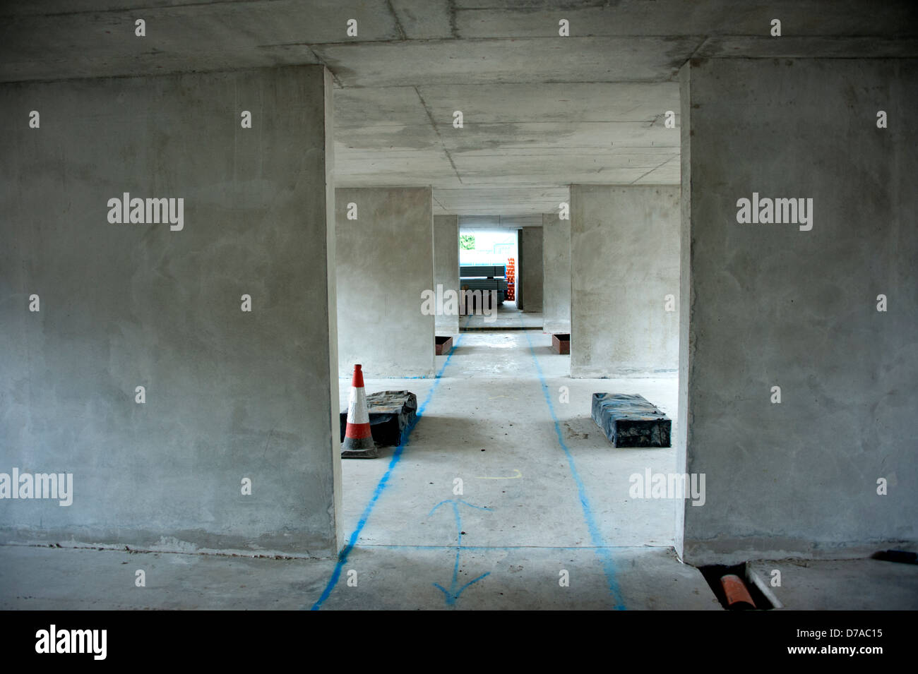 Pre Calcestruzzo gettato pareti di un edificio grigio di costruzione Foto Stock