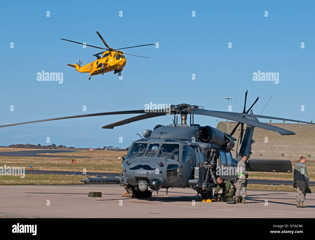 RAF Westland Sea King HAR3g battenti passato un USAF Sikorsky HH-60G Pave Hawk (S-70A sia usato per lavoro SAR ) SCO 9019 Foto Stock