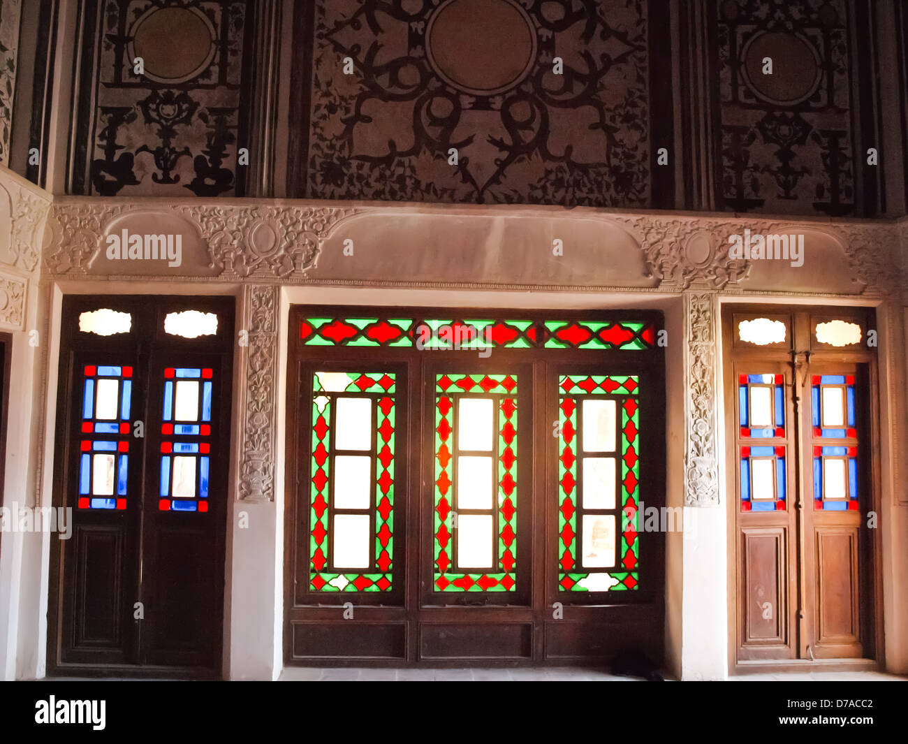 Kashan antico arco architettura asia blu marrone colore del soffitto colorato decorazione artigianale del vetro dello sportello vetraria mano verde Foto Stock