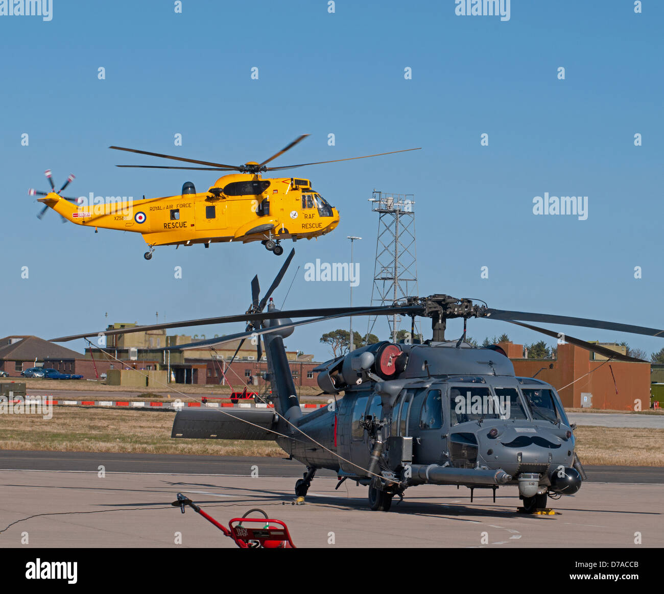 RAF Westland Sea King HAR3g battenti passato un USAF Sikorsky HH-60G Pave Hawk (S-70A sia usato per lavoro SAR ) SCO 9020 Foto Stock