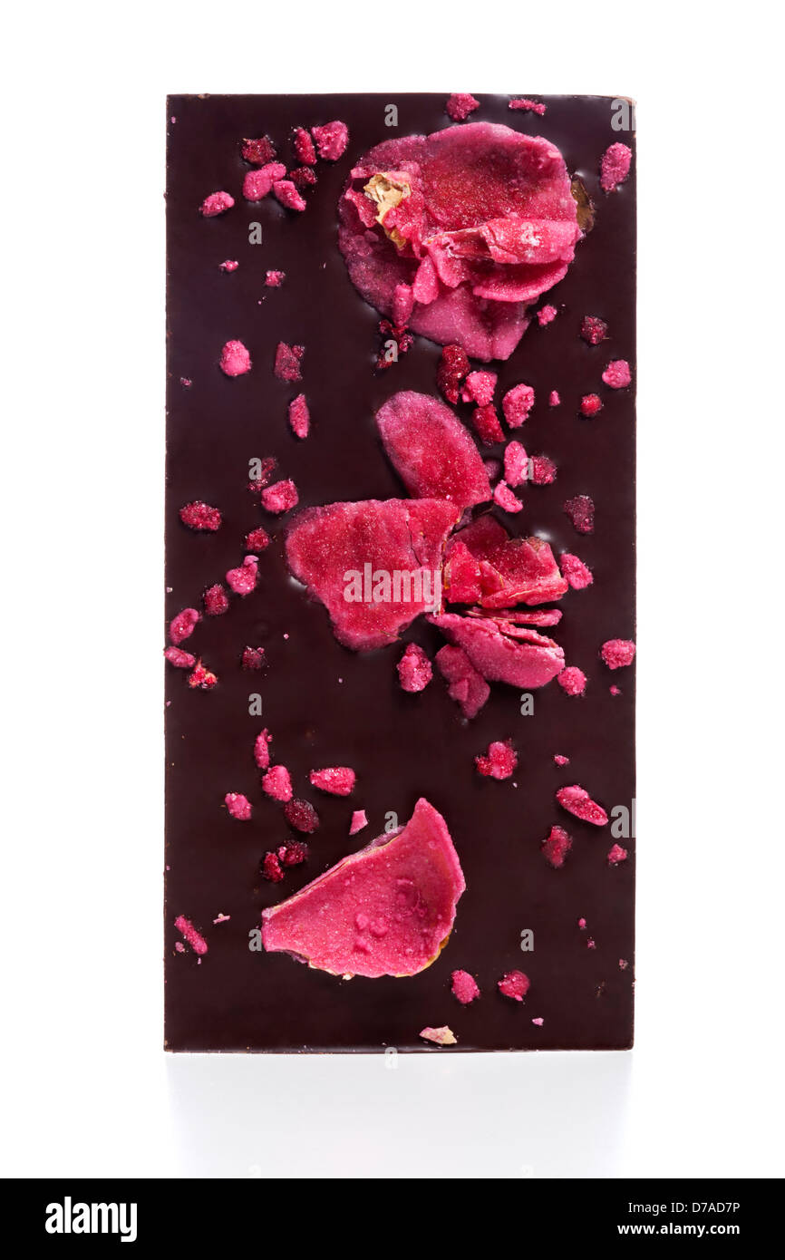 Dark chocolate bar con canditi di petali di rosa isolato Foto Stock