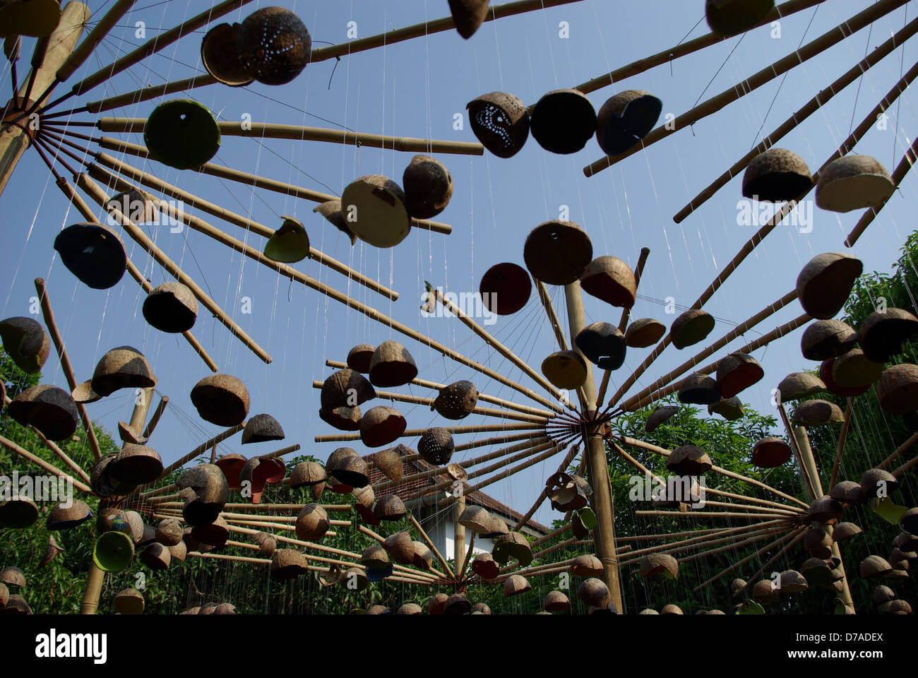 Una piscina esterna installazione d arte fatta di gusci di noce di cocco e bambù. Foto Stock