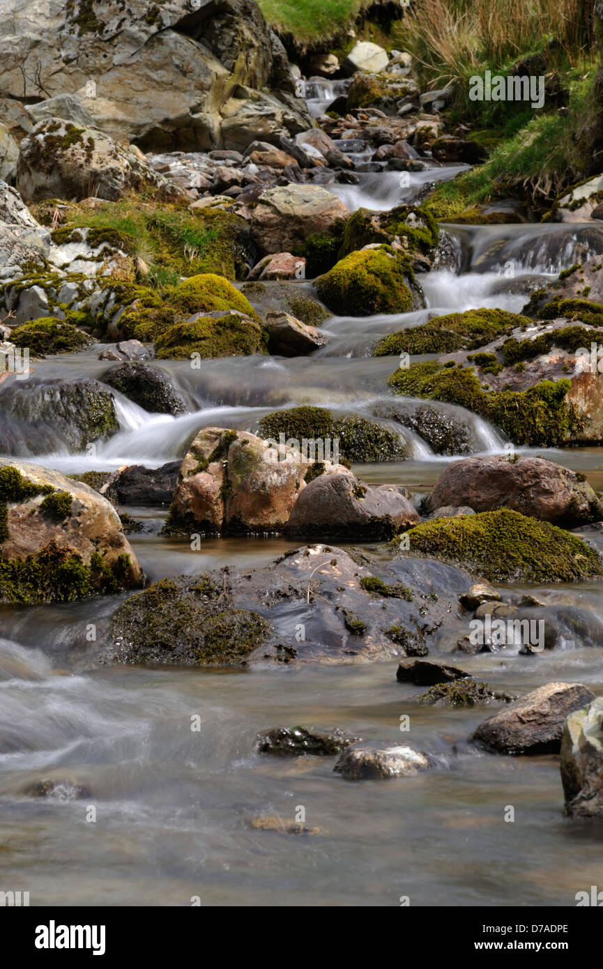 Vista del flusso in Rannerdale, 'Lake District' guardando a monte Foto Stock