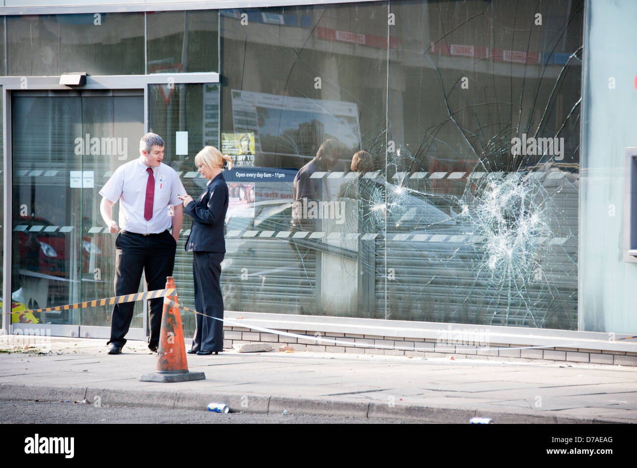 Fracassato negozio Tesco riot finestra disordini reato di furto Foto Stock