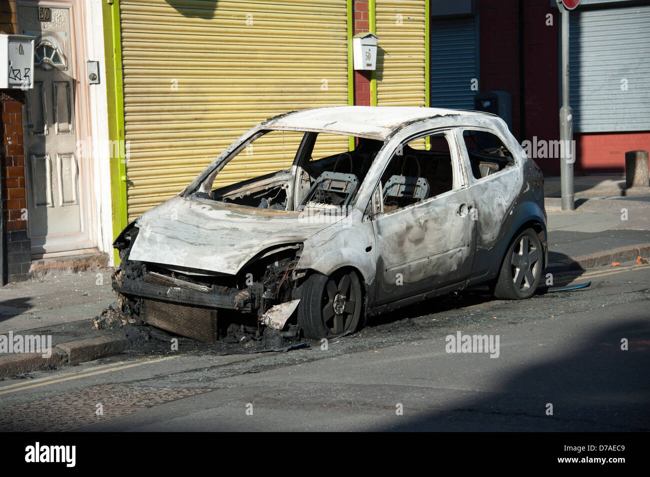 Furto di auto abbandonate bruciata riot tafferugli Foto Stock