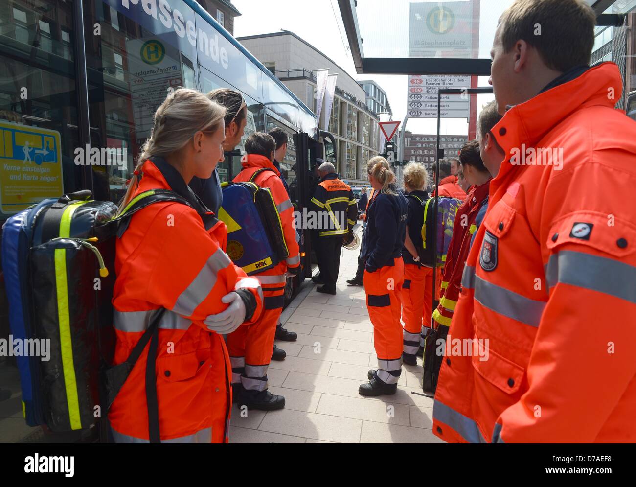 Vigili del fuoco i paramedici stare accanto a un bus sulla Stephansplatz in Amburgo, Germania, 02 maggio 2013. Tre persone sono state leggermente ferite e portato in ospedale dopo il bus ha sbattuto sul suo freni. È ancora sconosciuto perché il bus duro per frenare bruscamente. Foto: MARCUS BRANDT Foto Stock