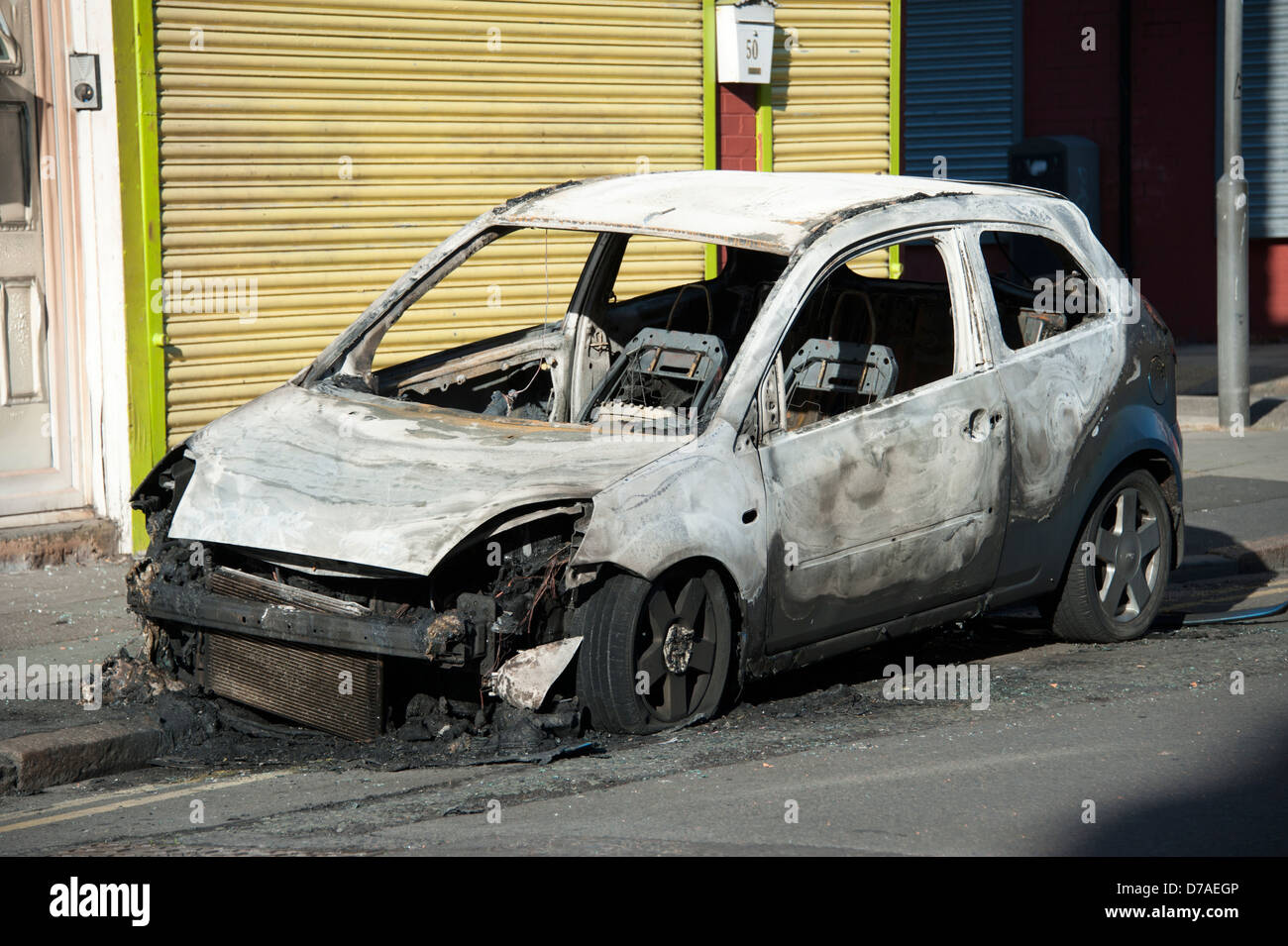 Furto di auto abbandonate bruciata riot tafferugli Foto Stock