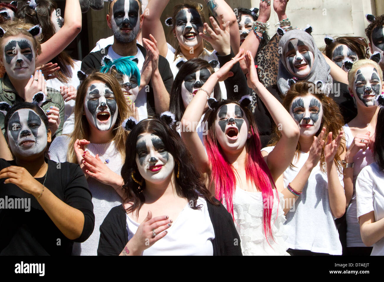 Un flashmob di circa 50 persone vestite come Badgers ballato per Brian May di canzone al di fuori degli uffici DEFRA in Smith Square,Londra Foto Stock