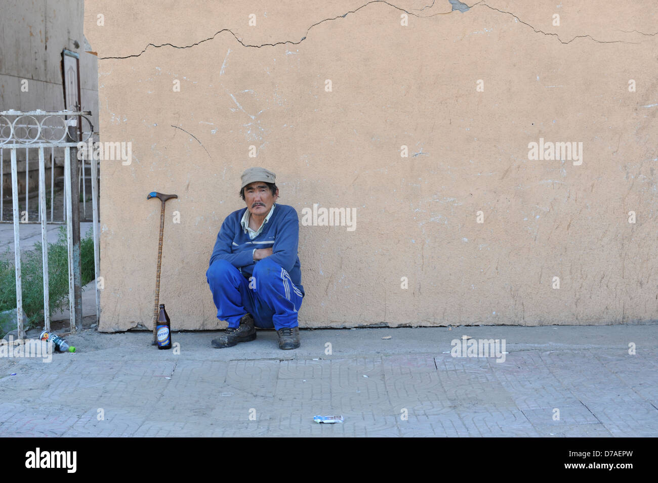 Povero di bere birra per le strade di Ulan Bator Foto Stock