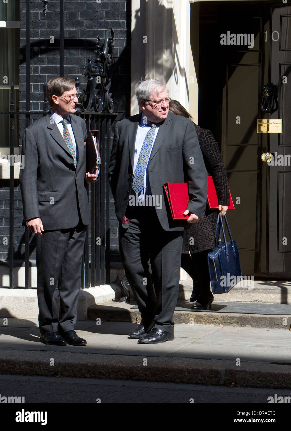 Il procuratore generale Dominic Grieve (L) e Segretario dei trasporti Patrick McLoughlin lasciare la riunione del gabinetto,Downing Street,Londra Foto Stock