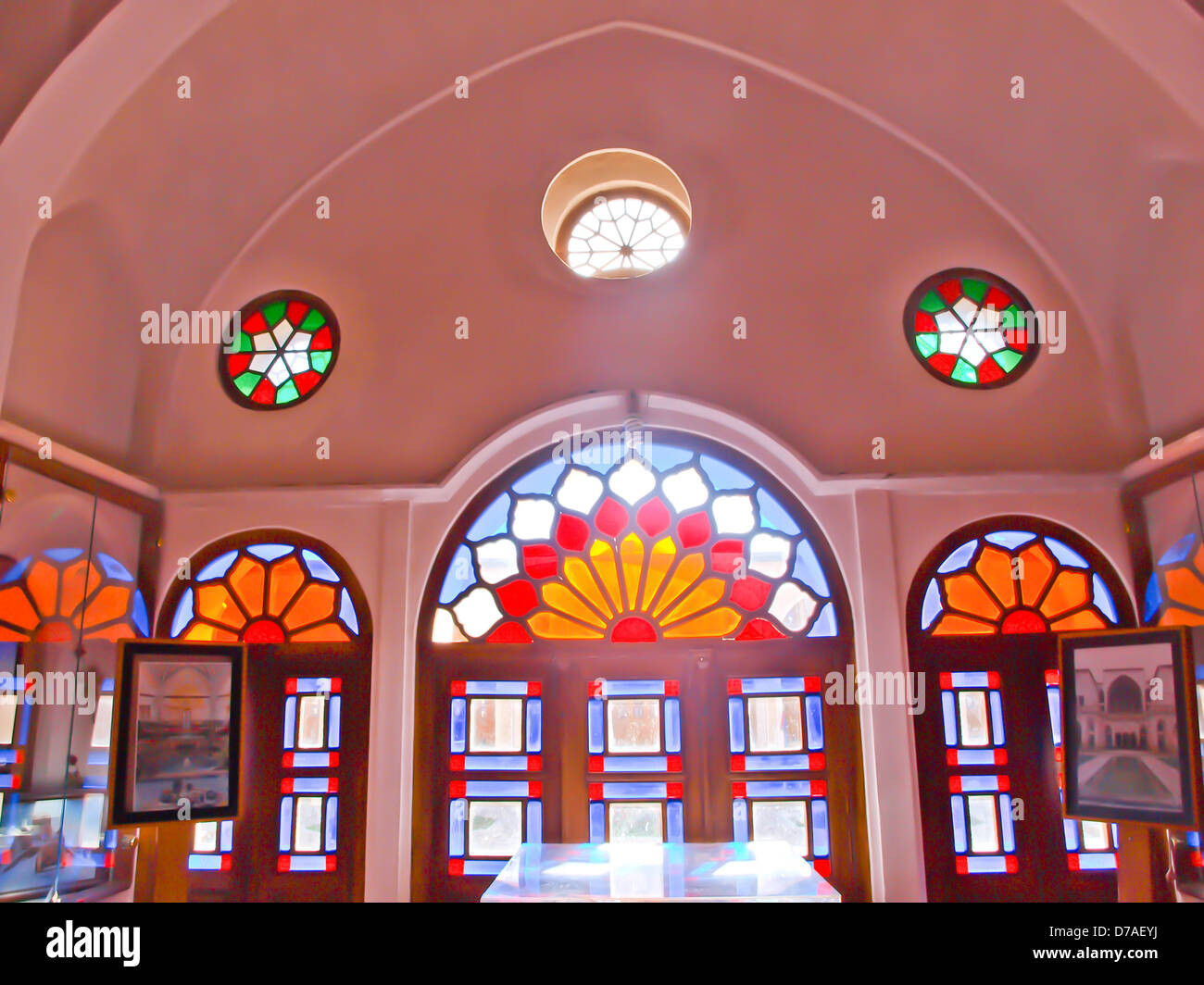 Le colorate in vetro colorato decor in casa storica a Kashan, Iran Foto Stock