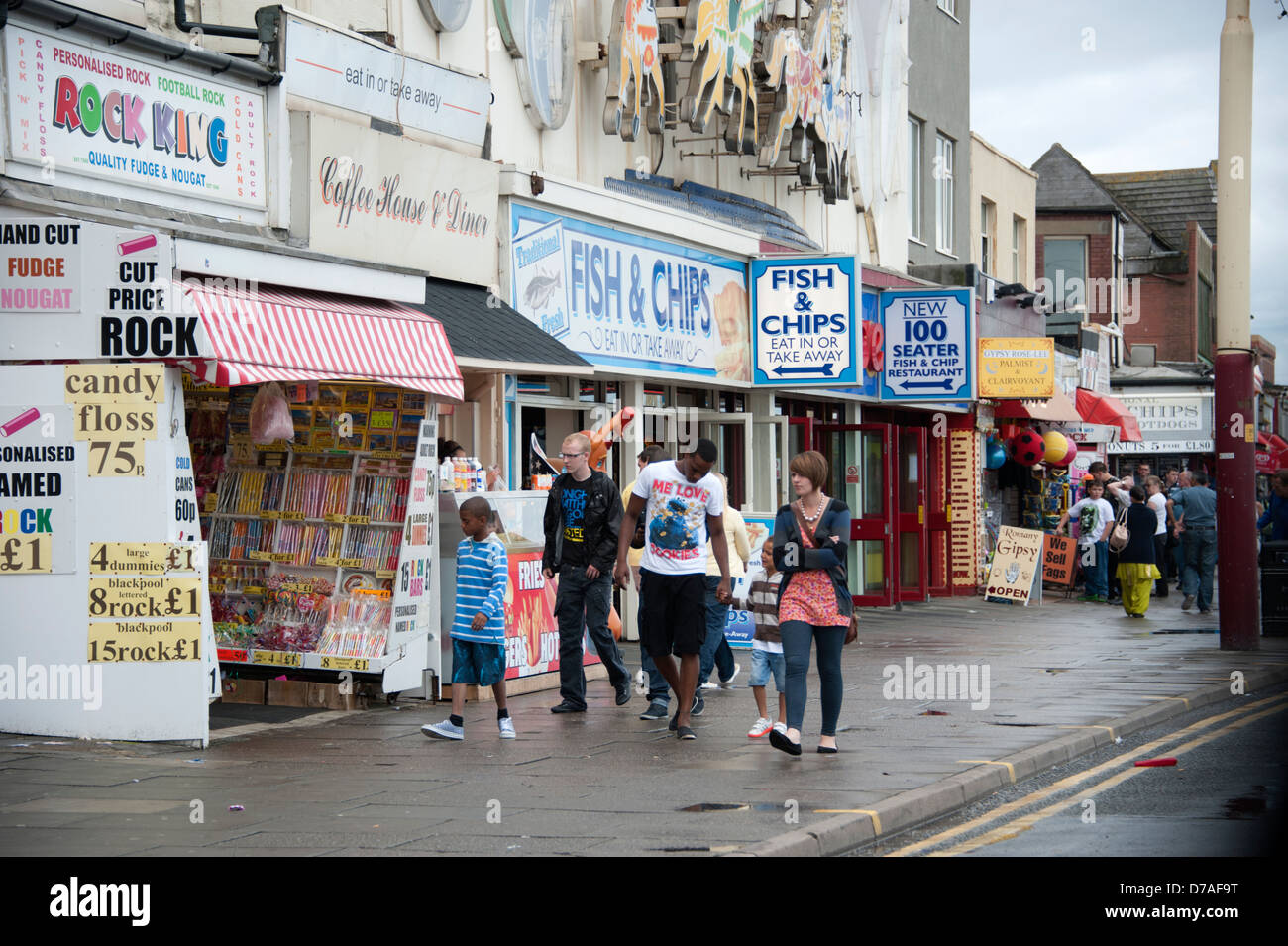 Fast Food Negozi Blackpool Wet & e ventoso Foto Stock