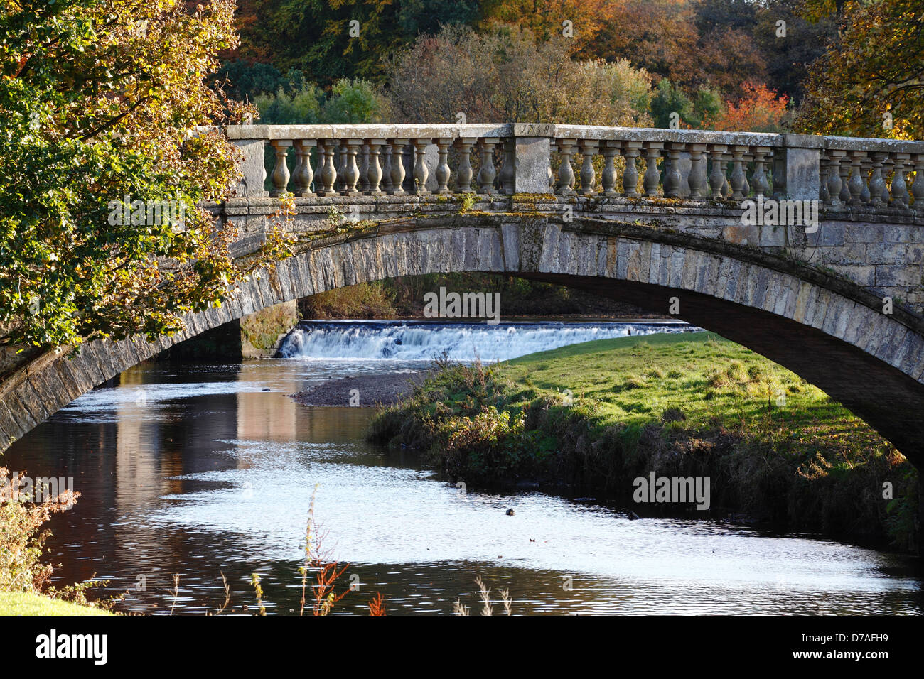 Ponte di pietra sull'acqua White Cart nel Pollok Country Park, Glasgow, Scozia, Regno Unito Foto Stock