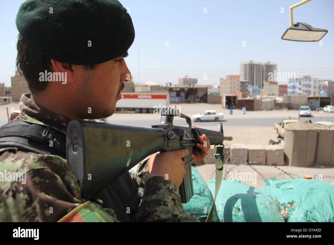 Esercito nazionale afghano portare la protezione dell'esercito centro di assunzione nella provincia di Herat. Foto Stock