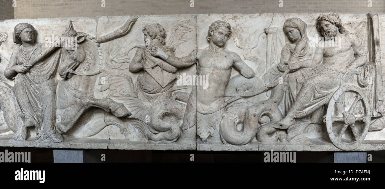 Altare di Domitius Ahenobarbus. Nozze di Poseidone e Anfitrite nel carrello nuziale, tritoni e Doris. Pannello anteriore. Foto Stock