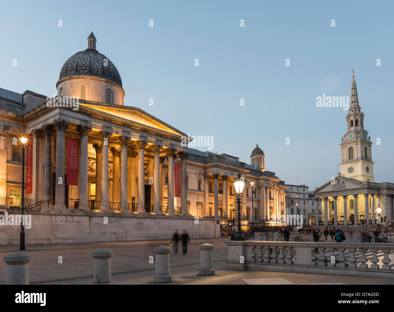 Galleria Nazionale e Saint Martins nei campi di Trafalgar Square di notte,Londra,Inghilterra Foto Stock