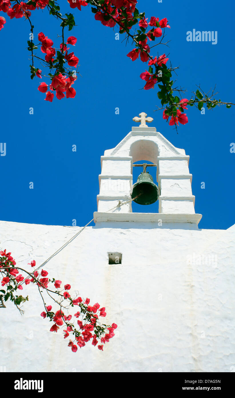 Sul campanile della chiesa e bouganville Mykonos Grecia Foto Stock
