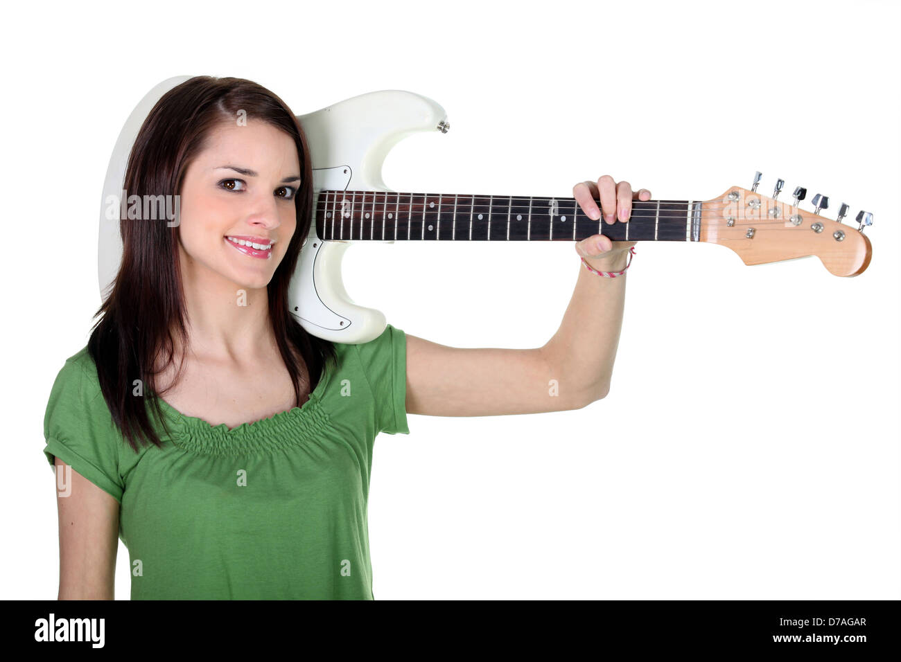 La ragazza che porta una chitarra elettrica a tracolla Foto Stock