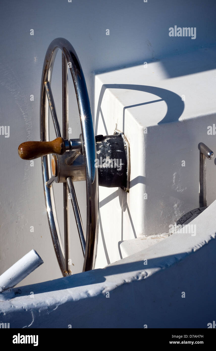 Timone,volante, timone, capitano, ruota, sterzo, mare, leadership, isolato, crociera, nautico, divertente, bianco, viaggi, marrone, SPI Foto Stock