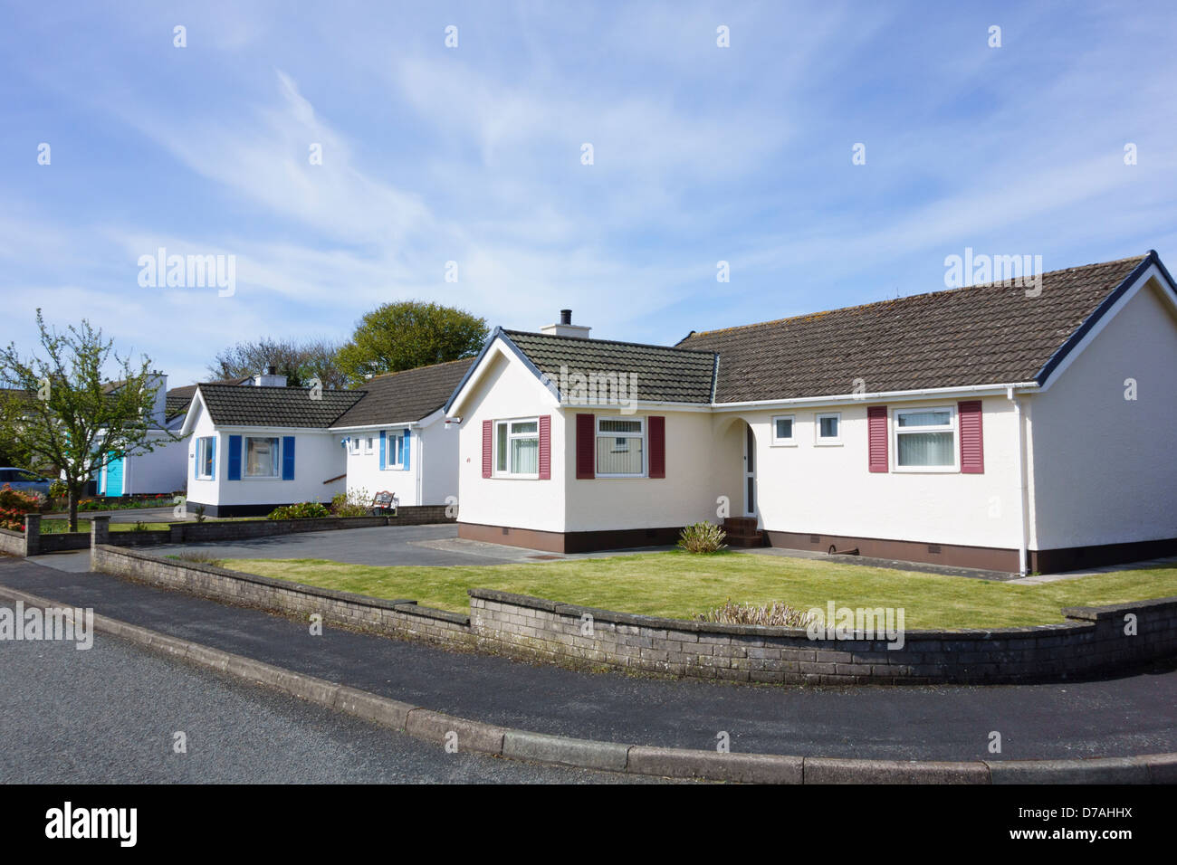 Bungalows staccati con finestre con persiane su una strada nel popolare villaggio di pensionamento ubicazione. Benllech Isola di Anglesey nel Galles REGNO UNITO Foto Stock