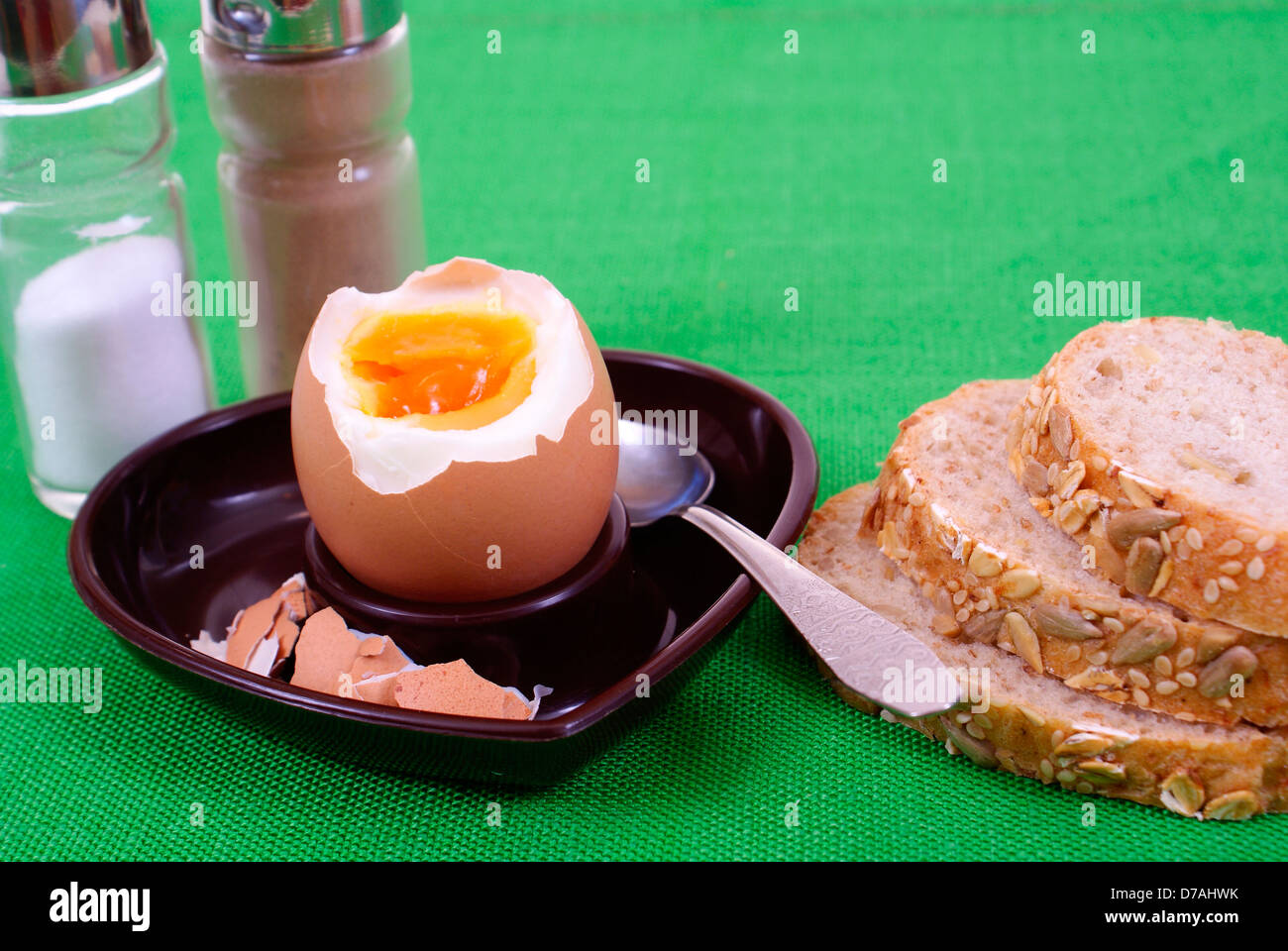 Soft-uova sode e pane su sfondo verde Foto Stock