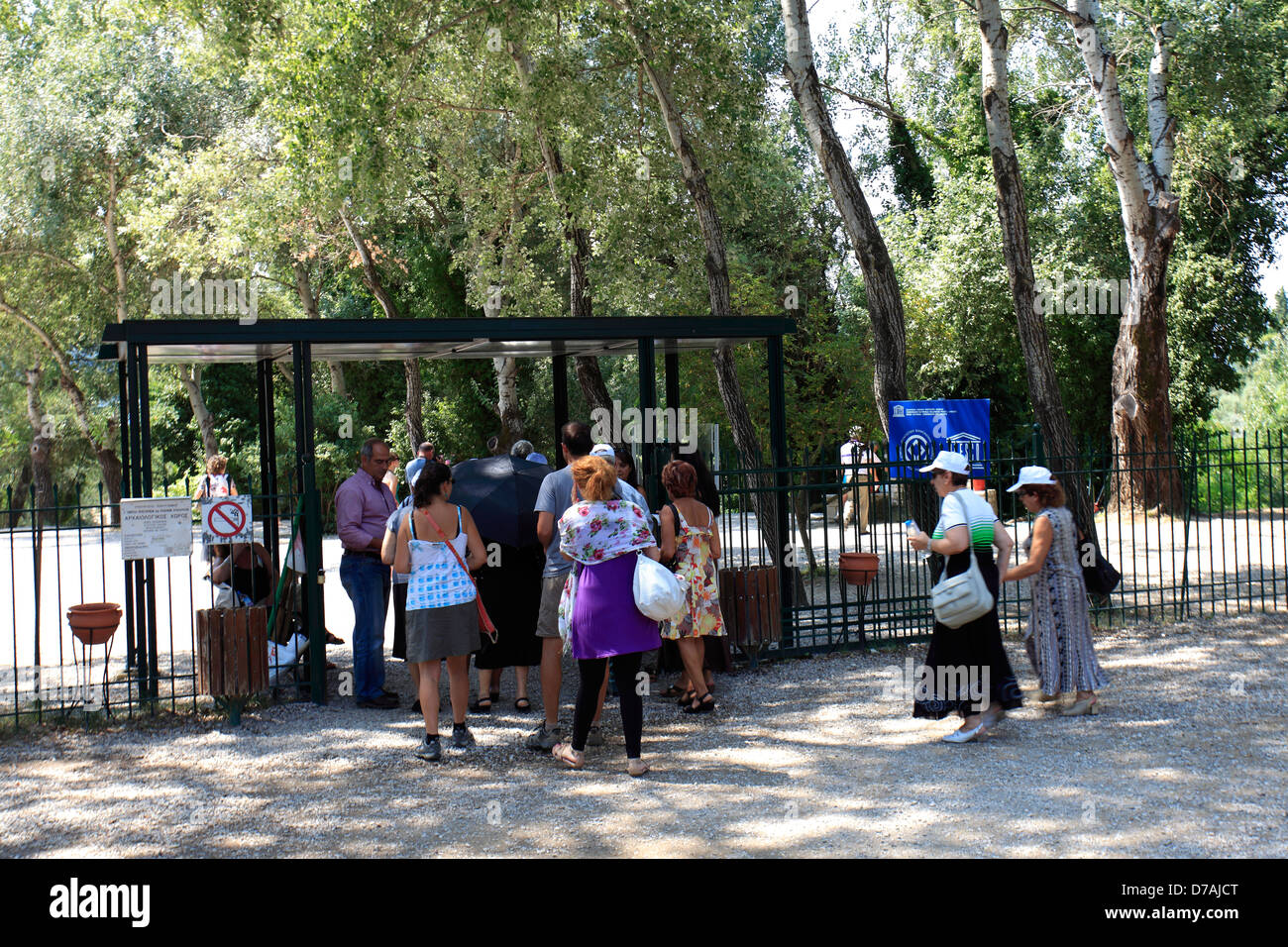 Gruppo di turisti alla rovina del centro atletico dell'antica Olympia, Grecia continentale, l'Europa. Foto Stock