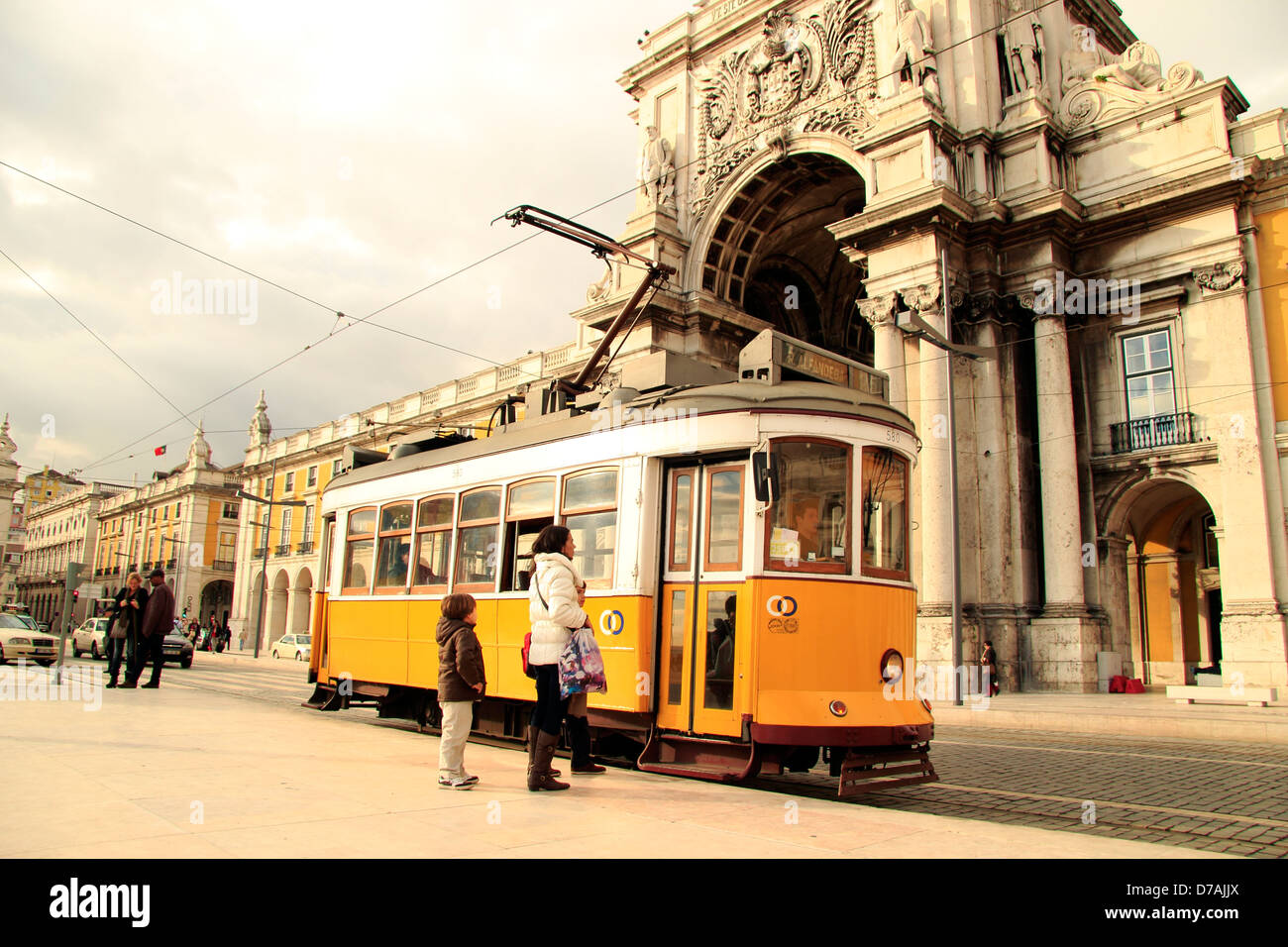 La madre e il bambino in attesa a bordo del tram, Arco Trionfale, Commercial Square, Praca do Comercio, Lisbona, Portogallo Foto Stock