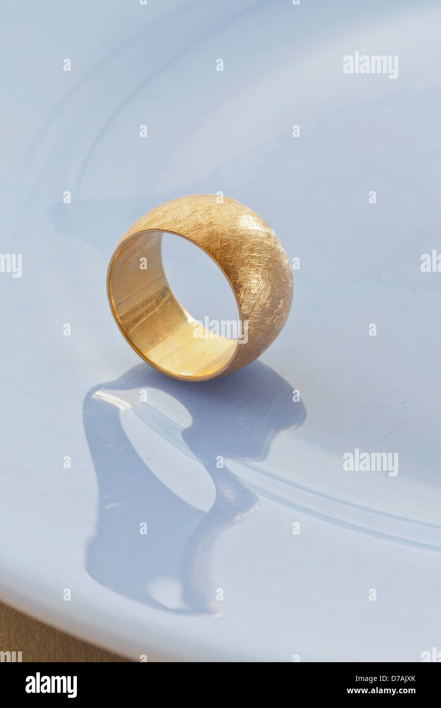 Oro anello di nozze Foto Stock