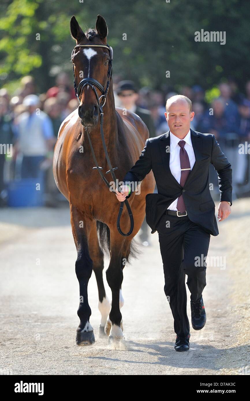 Badminton, UK. Il 2 maggio 2013. Michael Jung [GER] con Leopin FST trotto fino davanti alla giuria di massa in corrispondenza della prima ispezione di cavallo alla Mitsubishi Motors Badminton Horse Trials. La Mitsubishi Motors Badminton Horse Trials si svolgerà tra il 2 e il 6 maggio 2013. Foto di Stefano Bartolomeo/ Alamy Live News Foto Stock