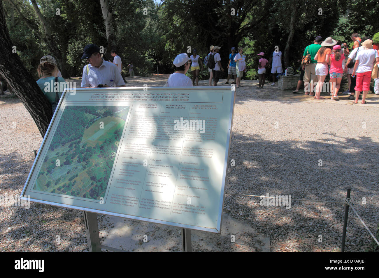 Gruppo di turisti alla rovina del centro atletico dell'antica Olympia, Grecia continentale, l'Europa. Foto Stock