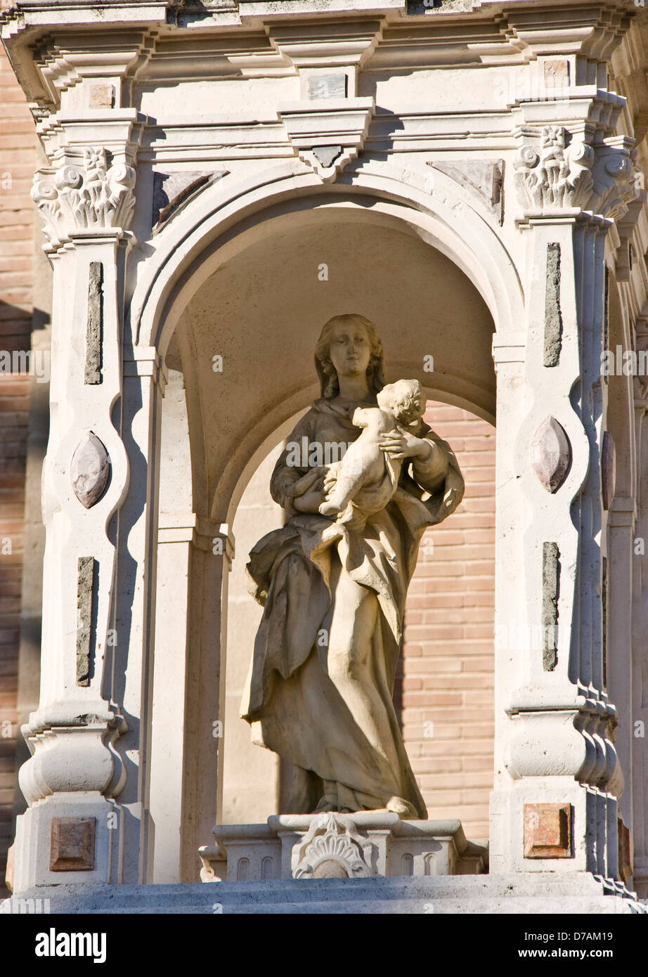 Santuario con la statua della Vergine Maria e il bambino Gesù in Plaza Virgen de los Reyes Siviglia Andalusia Spagna Europa Foto Stock