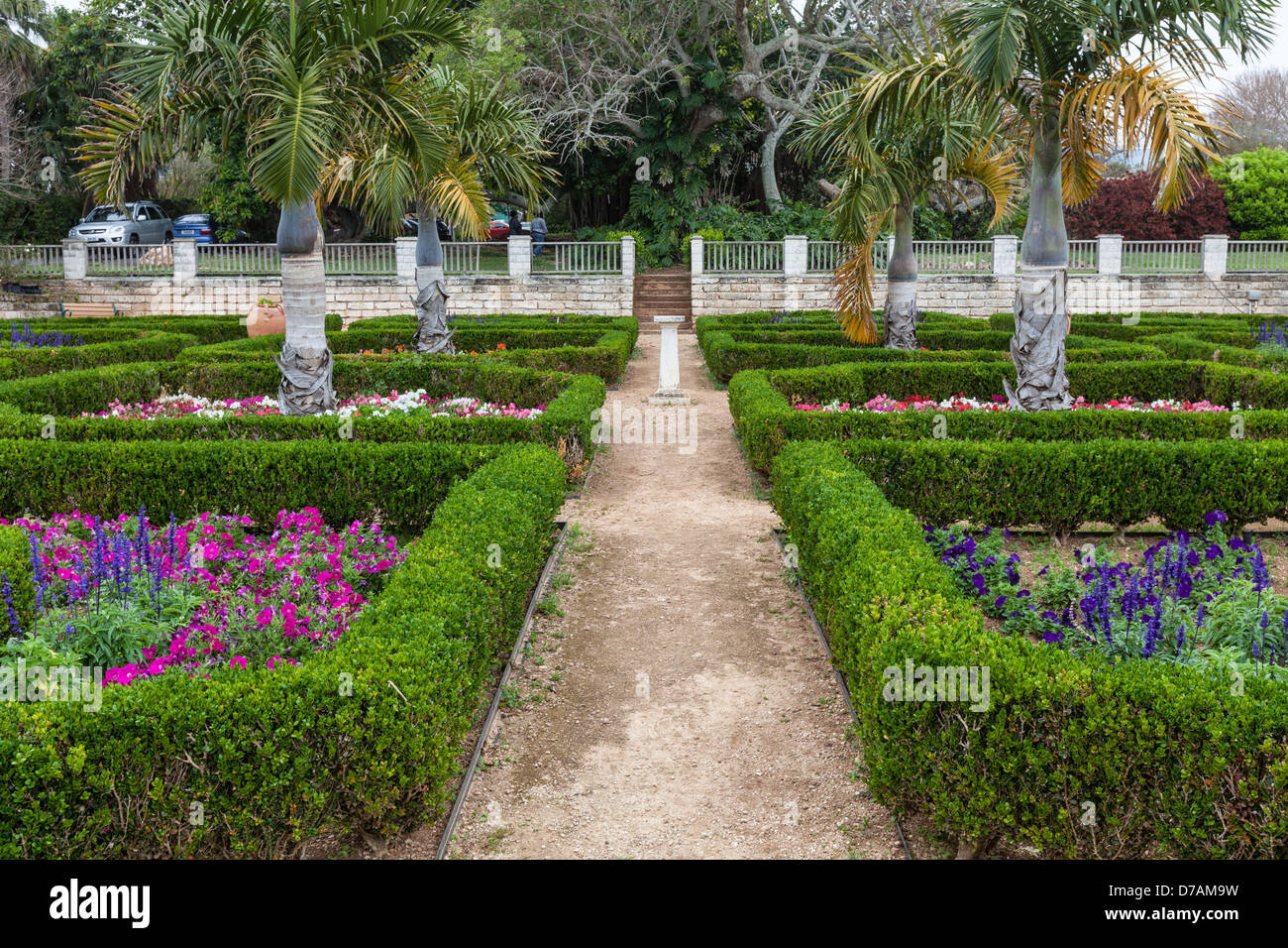 Grandi le piantatrici di argilla e agganciata siepi di bosso sono parte di giardini formali in Bermuda Giardini Botanici. Foto Stock