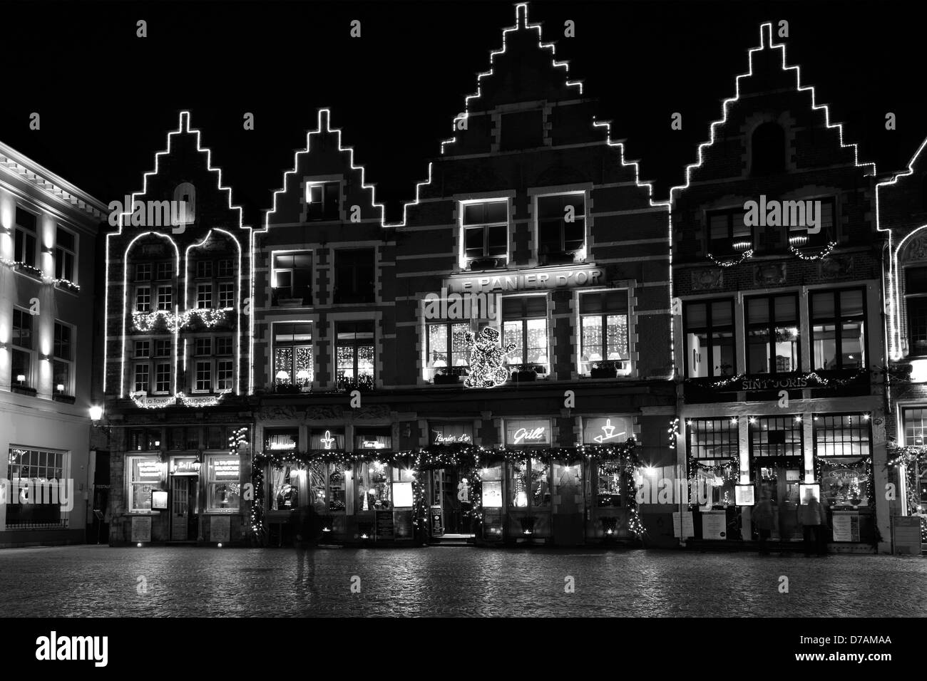 Decorazioni di Natale per gli edifici che circondano la piazza del mercato di Bruges città, Fiandre occidentali nella regione fiamminga del Belgio Foto Stock