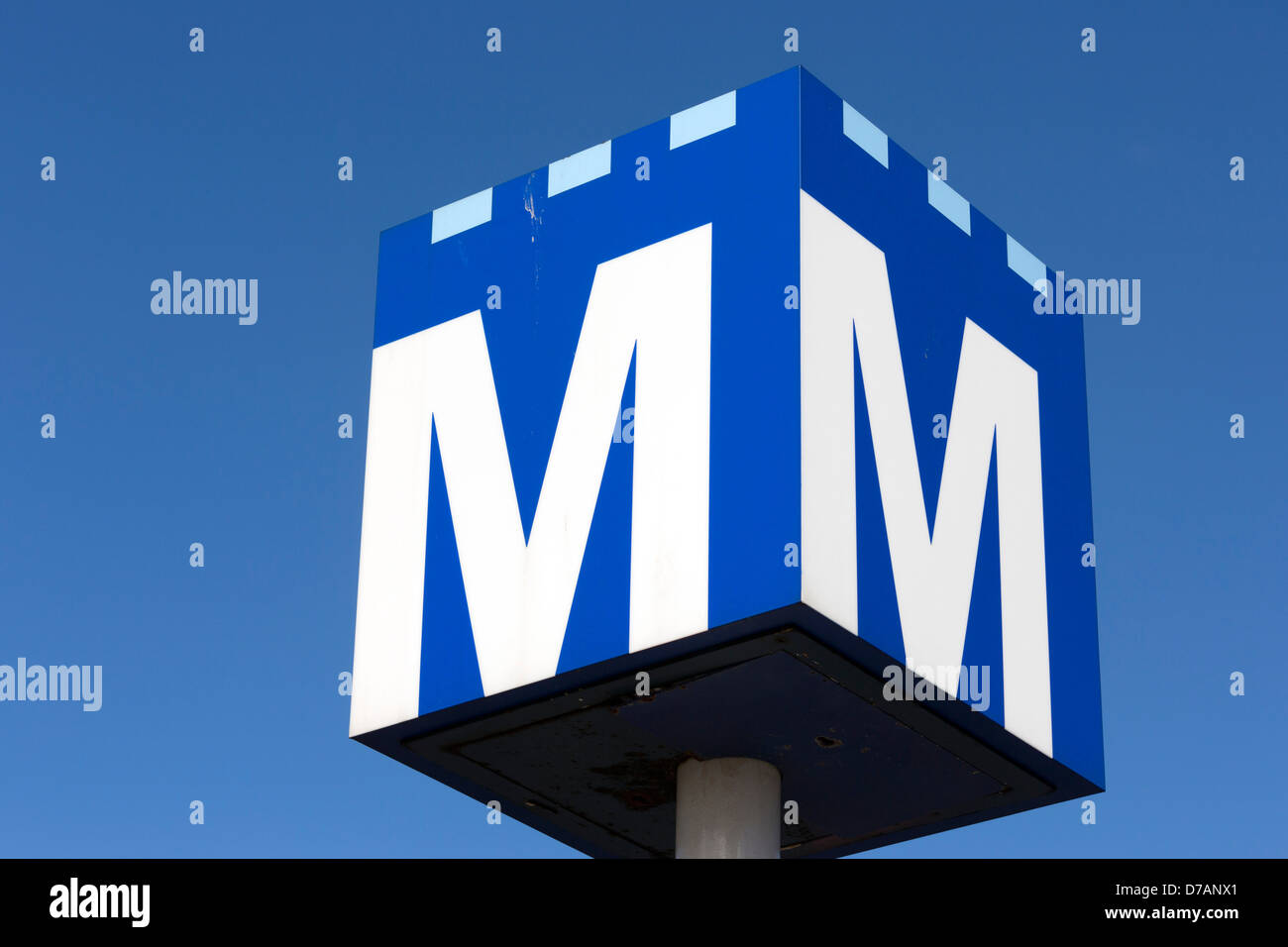 Cubo di grandi dimensioni con una 'M', la stazione della metropolitana di Amsterdam Centraal della stazione ferroviaria Foto Stock
