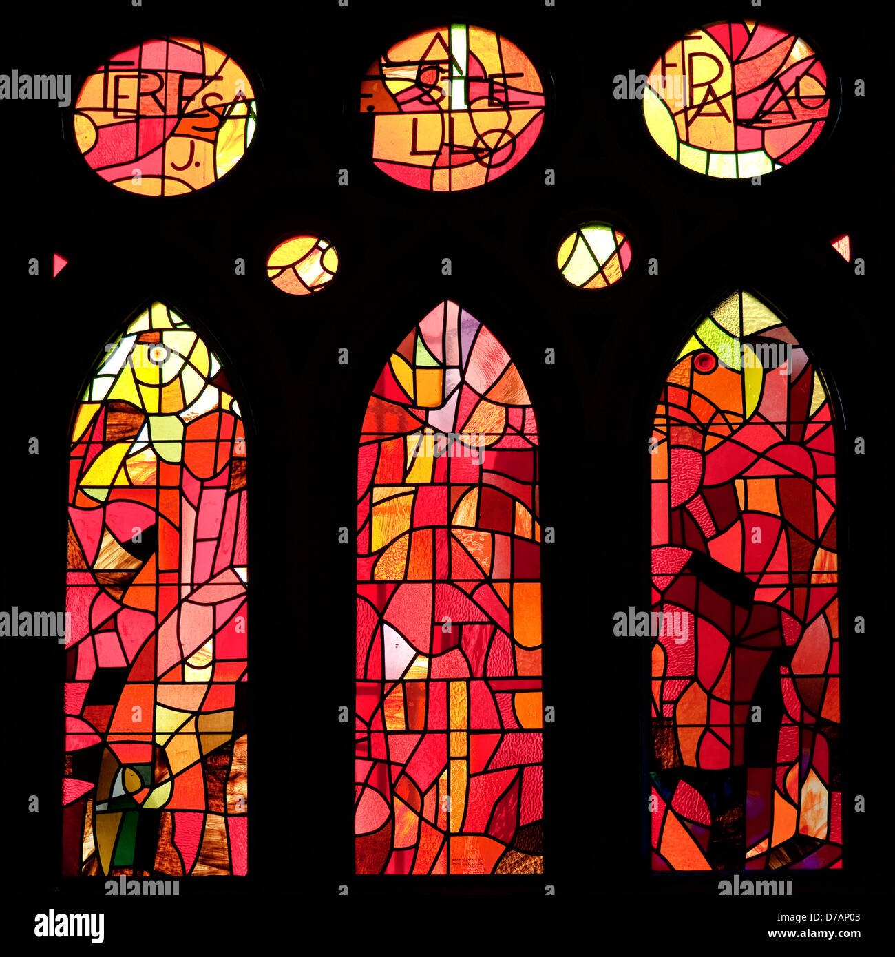 Le finestre di vetro macchiate in Antonio Gaudi Templo de la Sagrada Familia o chiesa della Sacra Famiglia a Barcellona, Spagna Foto Stock
