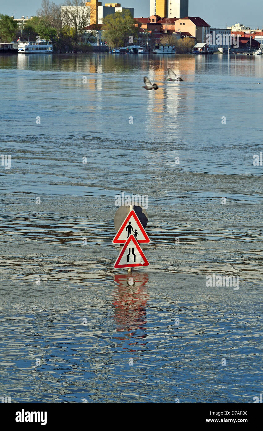 Le inondazioni del fiume Tisza a Szeged Ungheria Paesi CEE cartello stradale sommersa dall acqua di inondazione della Tisza Foto Stock