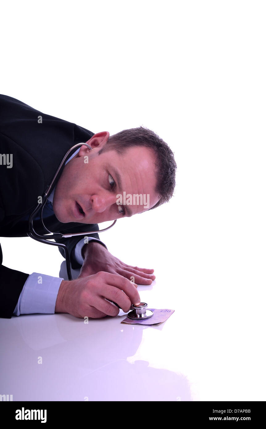 Immagine di un uomo d affari con controllo del denaro con uno stetoscopio. Isolato su bianco Foto Stock