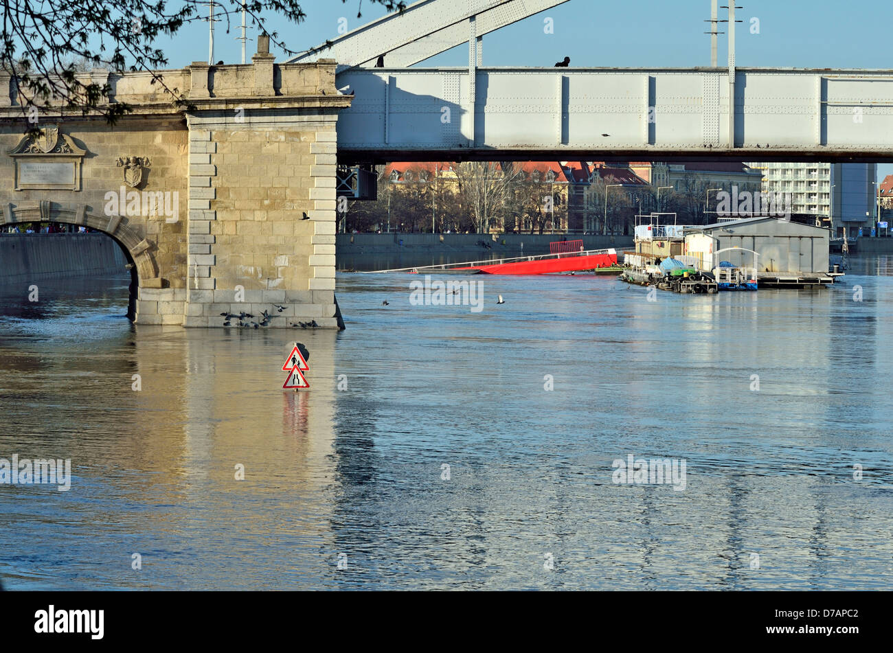 Le inondazioni del fiume Tisza a Szeged Ungheria Paesi CEE città interna dettaglio Bridge Road Sign sommerse da acqua di inondazione su anche Rakpart Foto Stock