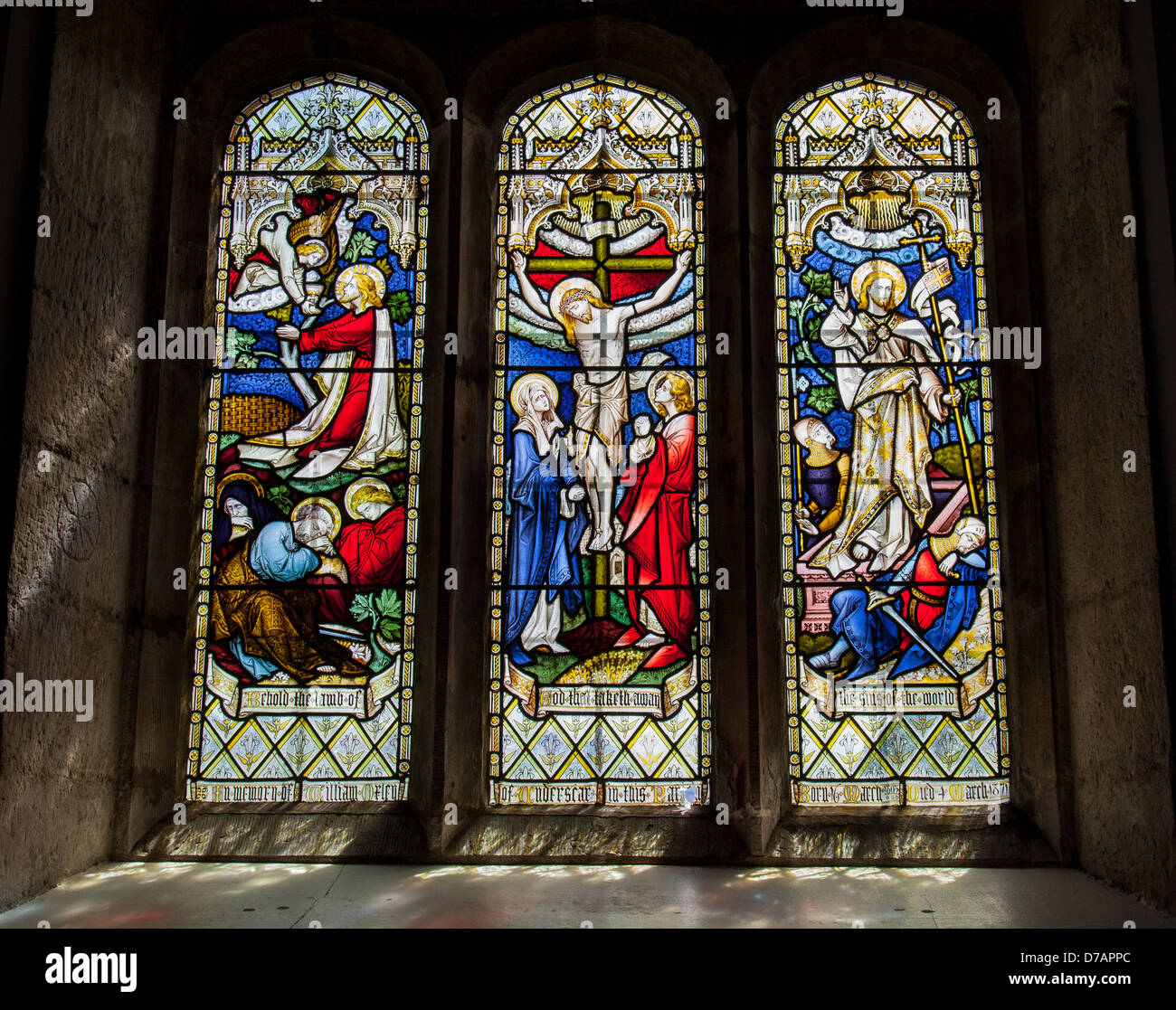 Le finestre di vetro macchiate presso la chiesa di St Paul, Rusland, vicino Hawkshead, Lake District, Cumbria Foto Stock