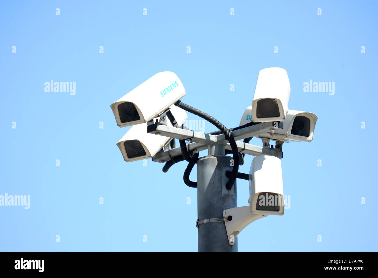 La protezione CCTV fotocamera contro un cielo blu. Foto Stock